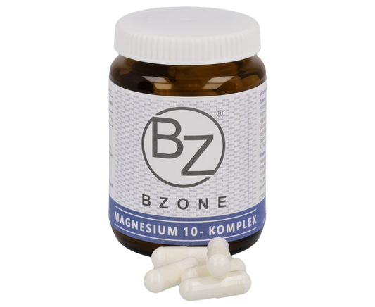 Braunglas mit blauem Etikett, das 60 Magnesium 10 Komplex Kapseln von BZONE enthält. Vor dem Glas liegen 5 weiße Magnesium Kapseln